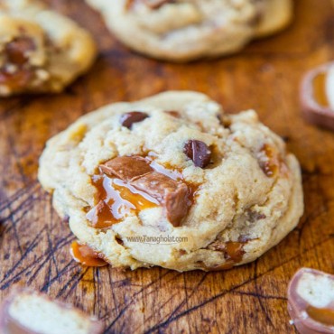 کوکی توئیکس با مغز کاراملی و تکه های شکلات