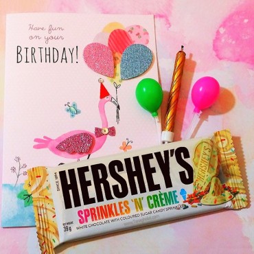 شکلات سفید هرشیز با شکر رنگی و خامه