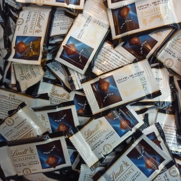 شکلات پذیرایی لینت اکسلنس مینی تلخ نمک دریایی - کیلویی 200 گرمی